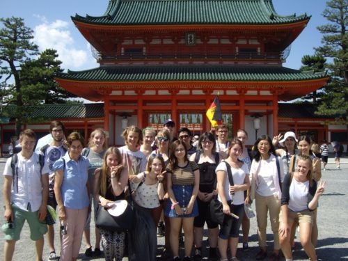 Die Gruppe ist auf dem Foto vor dem Heian Schrein in Kyoto zu sehen.