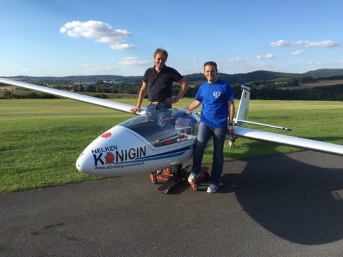 v.l. Stefan Koprek (Fluglehrer & Kunstflugtrainer), Nelkenkönigin (SZD-59 Acro), Mirko Mattke