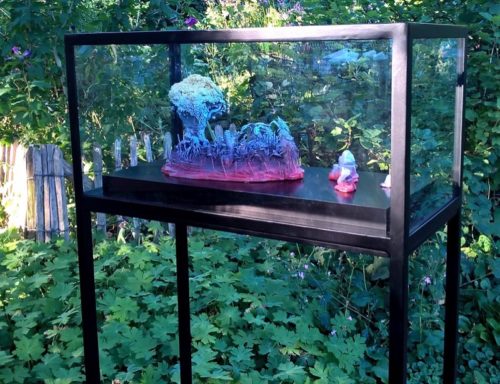 Johanna K Becker, Hortus conclusus, Polymer Stahl Glas Holz Farbe, ca. 150x60x30cm. Ausstellungsansicht Botanischer Garten  Duisburg 2016