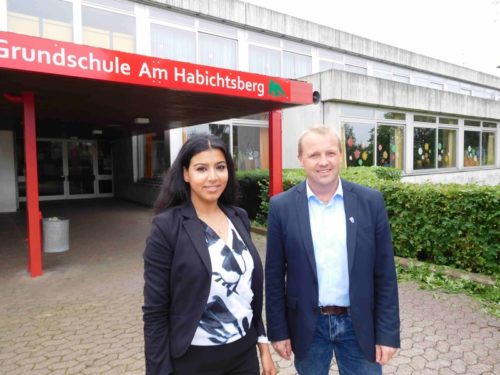 Von links: Emna Moumeni (Mobilitätsmanagement KVG Lippe) und Bürgermeister Mario Hecker an der Grundschule „Am Habichtsberg“ in Langenholzhausen