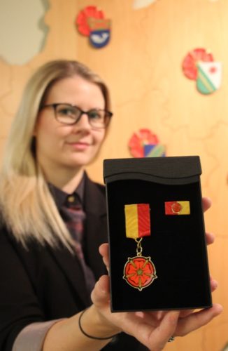 Auszeichnungswürdig: Katharina Dette zeigt den Lippischen Ehrenring, der im Januar 2017 verliehen wird.