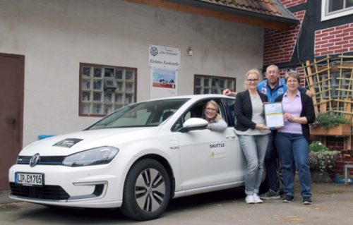 Setzen sich gemeinsam für Klimaschutz ein (v.l.): Masterplanmanagerin Laura Schuster, Mobilitätsmanagerin Laureen Falke und das Ehepaar Reinking, Inhaber der „Ortmühle“. 