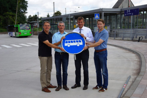 Ortstermin am neuen Zentralen Omnibusbahnhof Lage (v. l. n. r.): Uwe Friedrichsmeier (Fachteamleiter Straßen, Sportplätze, Friedhöfe), Technischer Beigeordneter Thorsten Paulussen, Bürgermeister Christian Liebrecht, Norbert Brill (Fachgruppe Tiefbau)