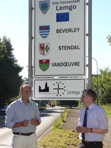 Foto von links: Brachten gemeinsam das Schild am Entruper Weg an – Superintendent Andreas Lange und Bürgermeister Dr. Reiner Austermann. 