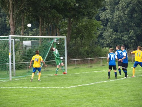 Arminentorhüter Johnny Peitzmeier klärt zur Ecke