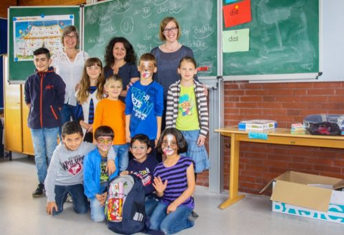 Ute Krause (Schulleiterin), Nesrin Bartel (KI) und Anne Rüther (Kontaktlehrkraft) (von links) mit Schülern der Augustdorfer Grundschule.