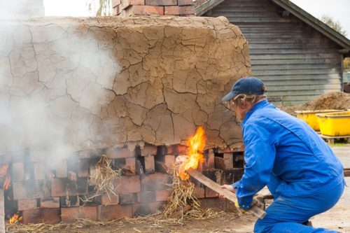 Rund um die Uhr musste der Ziegler den Brand überwachen und die Schürgassen mit Brennstoff versorgen. Foto: LWL