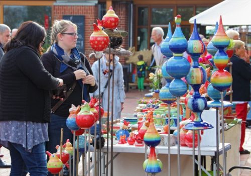 Auf dem Töpfermarkt des LWL-Ziegeleimuseum Lage präsentieren professionelle Keramiker ihre Stücke. Foto: LWL