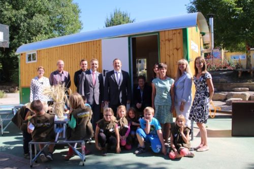 Die Schüler der Weerth-Schule sind mächtig stolz auf ihr neues Klassenzimmer. Zum gerade begonnenen Schuljahr dürfen sie ihren Bau(m)wagen jetzt offiziell nutzen. Auf dem Bild (von links): Nadine Radionovs (Naturpark Teutoburger Wald/Eggegebirge), Michael Hansmann (Weerth-Schule), Marcos Keil (Förderverein Weerth-Schule), Oliver Bekiersch (Sparkasse Paderborn-Detmold), Dr. Axel Lehmann (Landrat und Verbandsvorsteher Naturpark Teutoburger Wald/Eggegebirge), Dr. A. Heinrike Heil (Umweltstiftung Lippe), Maja Rokohl (Studentin der Hochschule OWL), Birgit Hübner (Geschäftsführerin Naturpark Teutoburger Wald/Eggegebirge), Iris Hansmann (Rektorin Weerth-Schule) und Gesine Hille (Konrektorin Weerth-Schule). 
