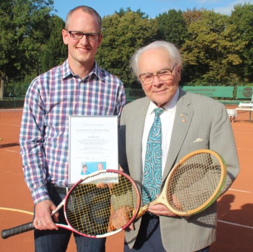 Zwei Sportler, die für zwei erfolgreiche Generationen im Paderborner Tennis stehen: Heinz Weritz (rechts) schuf zusammen mit seiner Ehefrau Anne eine Sportstiftung und ehrte nun Björn Berg (links) für dessen sportlichen Erfolge und seine Vorbildfunktion.