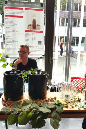  Student Lukas Fuchs am Präsentationsstand, Copyright: Hochschule OWL 