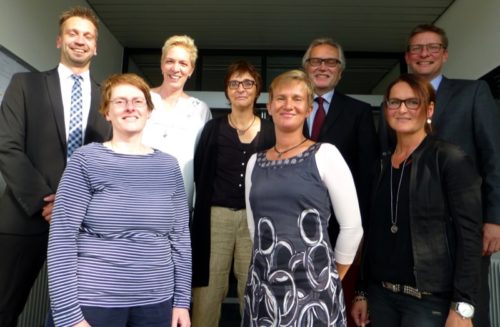 AOK-Regionaldirektor Bernd Marchlowitz (rechts) freut sich mit den Jubilarinnen (v.r.): Katja Siekmeier, Wolfgang Pontow (Verabschiedung), Alexandra Pawletta, Kerstin Mehlich, Jana Weitzel, Verena Schlieker und Thorsten Geffers (Personalrat)