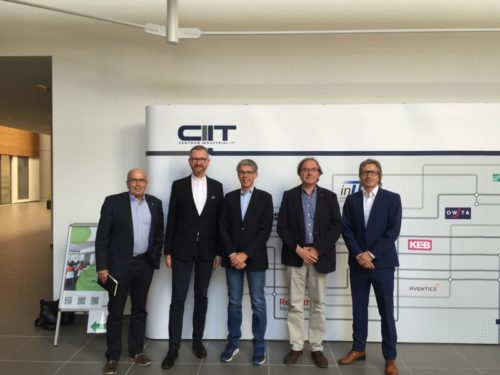 Walter Kern diskutiert mit Dr. Antonius Hamer, Dr. Thomas Weckelmann, Dr. Arno Schilberg und Prof. Dr. Dr. Carsten Röcker über Industrie 4.0 (v. links).