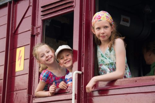 charlotte-v-l-sven-und-anna-freuen-sich-auf-die-mitfahrten-im-fu%cc%88hrerstand-der-e-lok-beim-bahnhofsfest