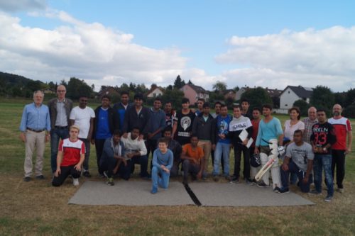 Ein Teil der Interessierten am Cricketsport in Lemgo auf dem Sportplatz Vogelsang. Am 02. Oktober ab 16 Uhr startet das regelmäßige Training.