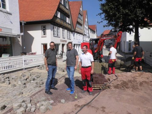 Geschäftsbereichsleiter Markus Baier, Bauleiter Lars Becker und Herr Vornberger vn der Firma Trompeter bei einem Ortstermin an der Baustelle.
