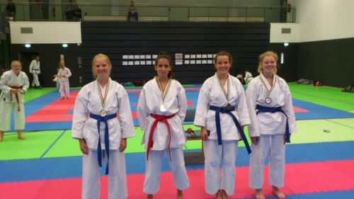 Das Foto zeigt die Sieger der Kata-Juniorinnen (v.L.) Miriam Körfer, Miriam Wall, Helene Wetter und Anike Heikroth.