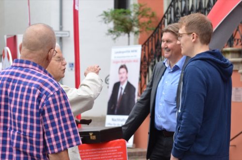 SPD-Landtagsabgeordneter Jürgen Berghahn (zweiter von rechts) im Gespräch mit interessierten Bürgern