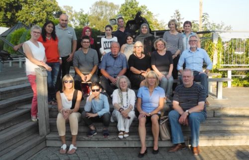 Semra Stroh (zweite von links) und Petra Schröder-Heidrich (erste von links), Pressesprecherin der Stadt Detmold, diskutierten auf der Adlerwarte mit den Gästen über künftige Europathemen in Lippe.