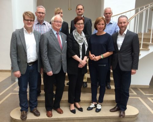 Auf dem Foto (von links): Philip Schmidtke-Mönkediek (Mitglied des LWL-Landesjugendhilfeausschusses), Joachim Hasselmann (Mitglied des LWL-Finanz- und Wirtschaftsausschusses und der Landschaftsversammlung), Reinhard Broich (Mitglied des LWL-Schulausschusses), Marion Rikels (Mitglied des LWL-Ausschusses für Jugendheime und Mitglied der LWL-Gleichstellungskommission), LWL-Schuldezernentin Birgit Westers, Arne Hermann Stopsack (Mitglied des LWL-Bauausschusses und der Landschaftsversammlung), MdL Yvonne Gebauer, Gerhard Stauff Mitglied des LWL-Finanz- und Wirtschaftsausschusses und stellv. Fraktionsvorsitzender in der Landschaftsversammlung) und Stephen Paul (Mitglied im LWL-Landschaftsausschuss und Fraktionsvorsitzender in der Landschaftsversammlung)