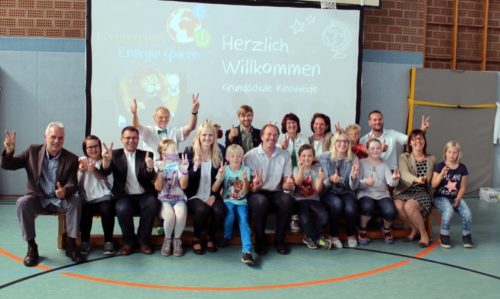 Hatten alle Spaß: Die Grundschüler mit Friedhelm Susok (4.v.l.), den Vertretern der lippischen Stadtwerken, der Umweltstiftung Kreis Lippe und die Schulleitung Sabine Tewes-Wittig (2.v.r.).
