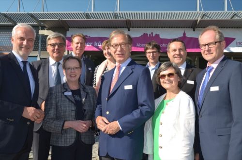 Feiern den runden Geburtstag des Gründungsnetzwerkes Lippe: Vorn, links: NRW- Wirtschaftsminister Garrelt Duin, Regierungspräsidentin Marianne Thomann-Stahl, IHK-Präsident Ernst-Michael Hasse, IHK-Geschäftsführerin Maria Klaas und IHK- Hauptgeschäftsführer Axel Martens. Dahinter: Der stellvertretende Hauptgeschäftsführer der Handwerkskammer OWL Wolfgang Borgert, die Firmengründer Willi Maubach, Sylvia Aue und Prof. Dr. Martin Hoffmann sowie Landrat Dr. Axel Lehmann.