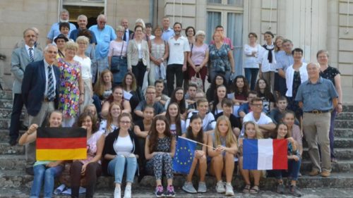 Franzosen und Deutsche vor dem Millauer Rathaus