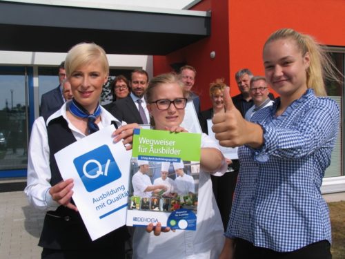 Setzen auf Ausbildung mit Qualität  Bei der Zertifikatsübergabe im Vordergrund: v.l. Julia Suttmann, Maritim-Hotel Bad Salzuflen, Lea Laegel, Altstadt-Palais Lippischer Hof, Bad Salzuflen, Celine Melchert, Windmühle Fissenknick, im Hintergrund: v.l. Gottfried Schuster, Hotel Lippischer Hof, Detmold, Kai Buhrke, GF. DEHOGA Lippe, Erna Rumohr und Kai Zerr, Maritim-Hotel Bad Salzuflen, Christian Steffen, Altstadt-Palais Lippischer Hof, Bad Salzuflen, Birgit Lemke, Windmühle Fissenknick, Sven Jacobi, Felix-Fechenbach-Berufskolleg und Holger Lemke, Windmühle Fissenknick.