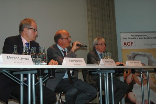 Im Dialog mit den Unternehmen aus Detmold: Wirtschaftsförderer Rolf Merchel, Bürgermeister Rainer Heller sowie IHK-Hauptgeschäftsführer Axel Martens (v.r.n.l.)
