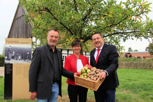 Äpfel und Kartoffeln stehen beim Regionalmarkt im Mittelpunkt. Dr. Axel Lehmann (rechts), Verbandsvorsteher des Naturparks Teutoburger Wald/Eggegebirge, Birgit Hübner (Geschäftsführerin Naturpark) und Willi Kulke, Leiter des LWL-Ziegeleimuseums, freuen sich auf die gemeinsame Veranstaltung.