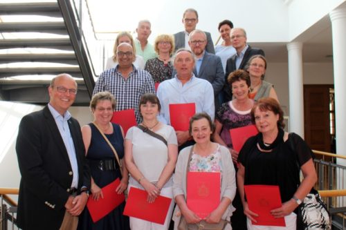 Auf dem Foto sehen Sie die 14 Kolleginnen und Kollegen mit 25 Dienstjahren gemeinsam mit Bürgermeister Rainer Heller vorne links – vorne rechts zusätzlich die Kollegin Margot Johne, die offiziell in den Ruhestand verabschiedet wurde.