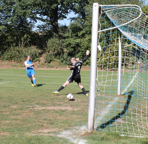 Doppeltorschützin Jasmin Uphoff erzielt hier das 1:0 für Donops Zwote