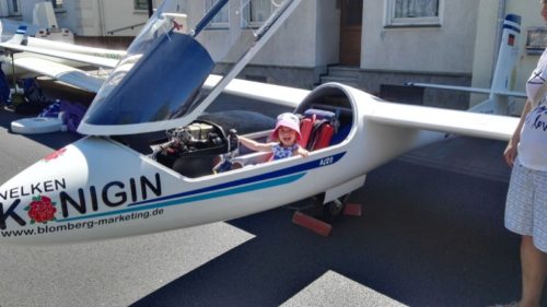 Das Foto zeigt das zweit jüngste Mitglied der Luftsportgemeinschaft beim freudigen erkunden des Cockpits währen des diesjährigen Blumen- und Bauernmarktes. Die Freigaben zur Verwendung der Eltern liegen vor. Dieses Foto kann von Ihnen verwandt werden.