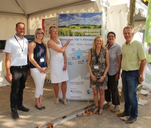 Nutzten den NRW-Tag in Düsseldorf zum regen Austausch zum Masterplan 100 % Klimaschutz (v.l).: Tobias Priß, Laura Schuster, Dr. Ute Röder, Mareike Sander (alle Kreis Lippe), Birgit Frerig-Liekhues (Stadt Rietberg), Minister Johannes Remmel. Es fehlt im Bild: Jürgen Harks (Stadt Herten)