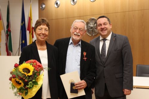 Freut sich über die Auszeichnung: Hans-Dieter Wiesemann mit seiner Frau Doris und Landrat Dr. Axel Lehmann.