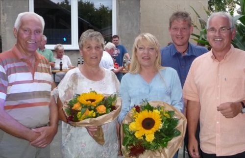 Im Namen aller Nachbar sprach Wilfried Waibel (rechts)  den besonderen Dank an die Gastgeber der Familie Ernst aus. 