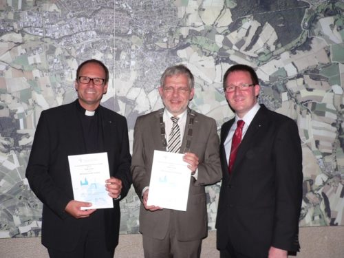 Übergabe der Urkunden – von links Superintendent Andreas Lange, Bürgermeister Dr. Reiner Austermann und Dr. Mario Fischer von der GEKE.
