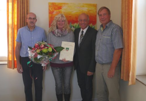 Bürgermeister Klaus Geise (2.v.rechts), Teamleiter Uwe Praschak (rechts) und Personalratsvorsitzender Winfried Kipke (links)  gratulieren Nicole Prokisch zum 25jährigen Dienstjubiläum bei der Stadt Blomberg