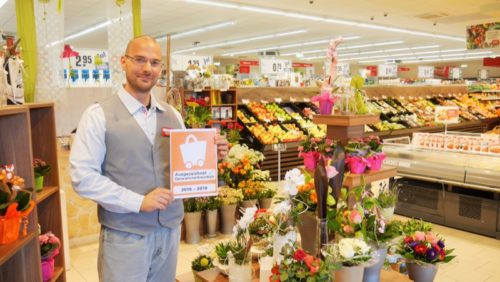 Inhaber Jan Kiwitt mit Zertifikataufkleber 2016-2019