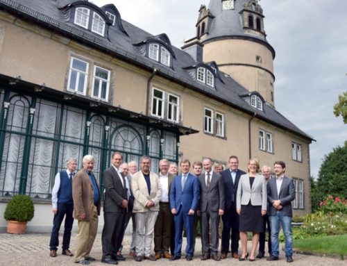 Vor dem Residenzschloss Detmold: Stephan Prinz zur Lippe (Bildmitte), Stephen Paul (Bildmitte re.), Bürgermeister der Gemeinde Stemwede Kai Abruszat (Bildmitte 2.v.re.), Bürgermeisterin der Stadt Langenberg Susanne Mittag (Bildmitte 3.v.re.), FDP-Bezirksvorsitzender OWL Frank Schäffler (Bildmitte li.), Markus Schiek (Bildmitte 2.v.li.) und weitere Mitglieder der FDP-FW-Fraktion im LWL