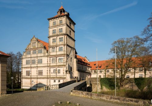 Zu den historischen Gebäuden und Denkmälern, die zum „Tag des offenen Denkmals“ am 11. September 2016 einalden, zählen unter anderem Schloss Brake in Lemgo und die Burg Sternberg. (Fotos: Landesverband Lippe)