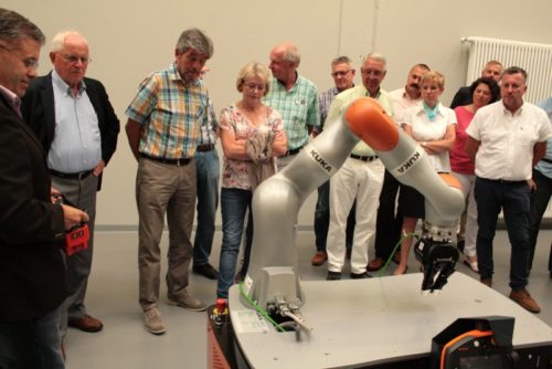 Die CDU Lippe-Mitglieder mit einem Roboter.