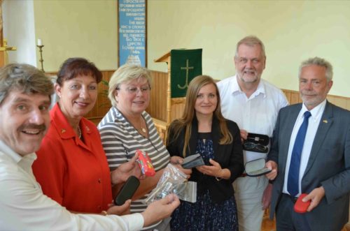 Übergaben die gespendeten Brillen: Thomas Enzensberger, Birgit Tornau, Annegret Dargatz (alle Partnerschaftskomitee Kreis Lippe) , Olga Tybor (Verein der Wolhyniendeutschen in Lutsk), Bernd-Heinrich Korte, Karl-Eitel John (beide Kreis Lippe).  Foto: Copyright © Joachim Stäbler