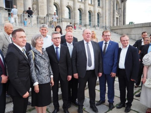 v.l. Vorstandsvorsitzender des Museums Witalis Hagelgans, Leiterin des Museums Dr. Katharina Neufeld, Bundesinnenminister Thomas de Maiziére, Beauftragter für Aussiedlerfragen und nationale Minderheiten Hartmut Koschyk, MdB Heinrich Zertik und Vertreter der Landsmannschaft der Deutschen aus Russland