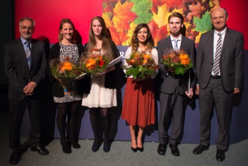 Die Studierenden Kerstin Kornmayer, Stefanie Burchartz, Seden Aydogdu und Lars Breitsprecher (v. l.) wurden von der Hochschulgesellschaft für ihr außergewöhnliches Engagement ausgezeichnet. Vorstandsvorsitzender Professor Andreas Niegel (links) und Präsident der Hochschulgesellschaft Professor Dieter Dresselhaus (rechts) freuten sich mit ihnen. Foto: Markus Grunwald, Copyright: Hochschule OWL