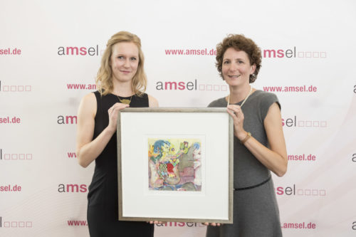 Preisträgerin des Medienpreises Sabine Marina (links) mit Laudatorin Dr. Daniela Späth-Zöllner (Foto: AMSEL e.V.)