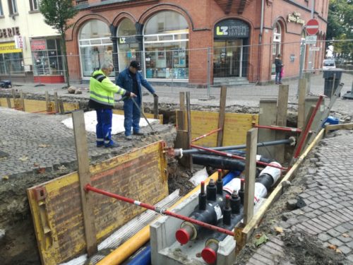 Bauleiter Tiefbau Thomas Schramm (links) gibt letzte Anweisungen im Bereich „Am Markt / Wenkenstraße“.