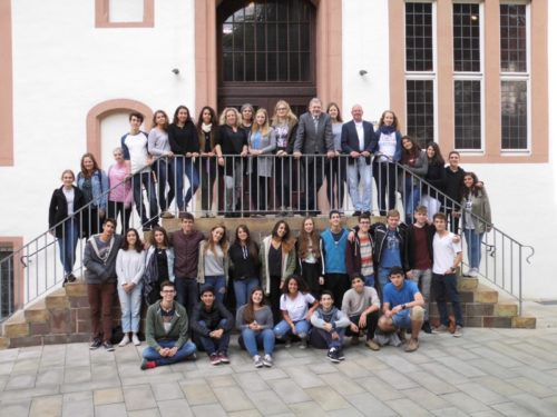 Gemeinsames Bild vor dem Rathaus : Dr. Reiner Austermann und die Schülergruppe aus Israel