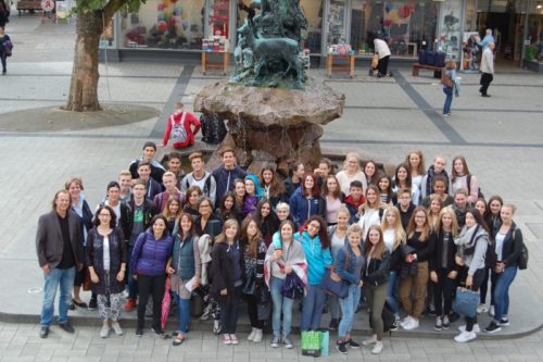 Auf dem Bild sehen Sie die Veroneser Schüler des Liceo Statale Girolamo Fracastoro und der Realschule I mit Schulleiter Stefan Mühlenberend (links), Stv. Bürgermeisterin Christ-Dore Richter (2. Von links), Astrid Illers vom Europateam der Stadt Detmold (3. Von links), Lehrerinnen Rosetta Sorleto, Ines Pintarelli und Barbara Shatliff (rechts neben Astrid Illers)