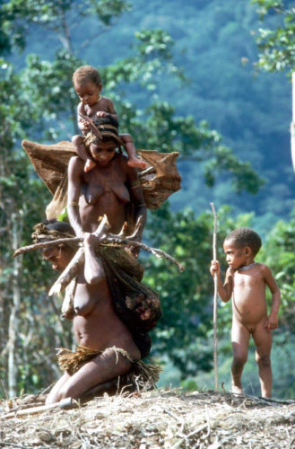 Letzte steinzeitlich lebende Menschen in Neuguinea / Foto Dr. Bernhard Robel